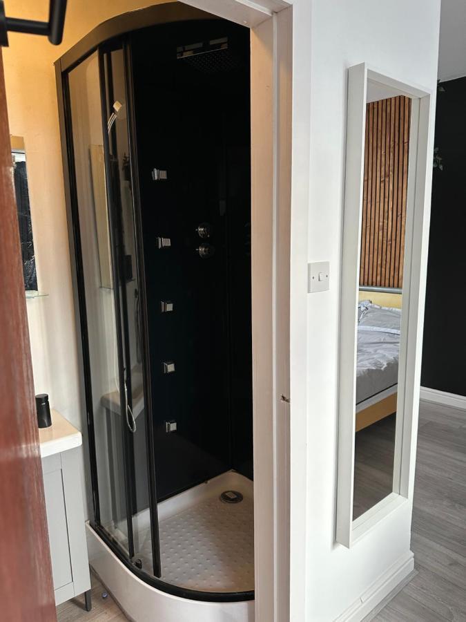 Modern En Suite Bedroom Close To City Centre Leeds  Ngoại thất bức ảnh